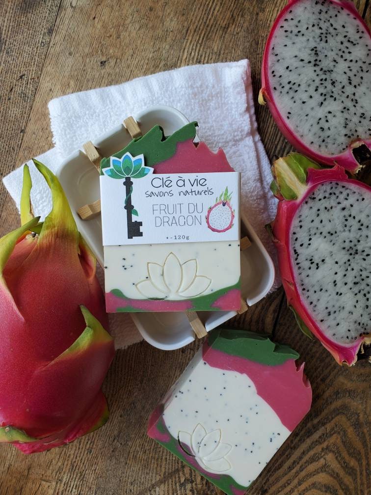 Vue originale du savon artisanal avec sa partie crème parsemée de grains de pavot