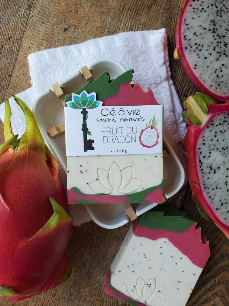 Le savon Fruit du dragon Clé à vie, rose, vert et crème, entouré de fruits du dragon frais